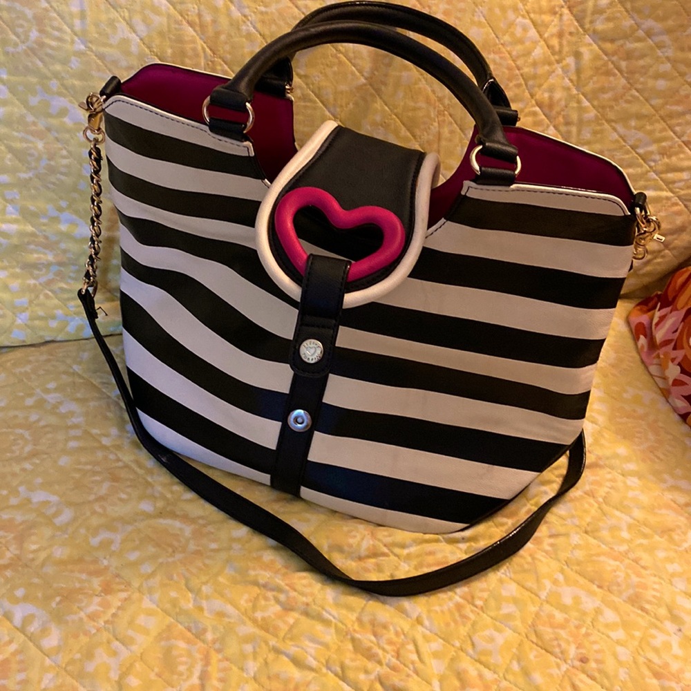 Betset Johnson large hand bag with straps included.